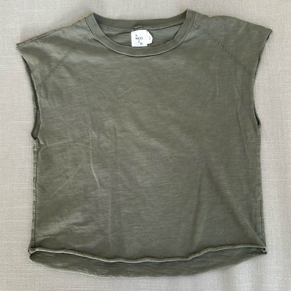 Nico Nico raglan sleeveless tee in olive